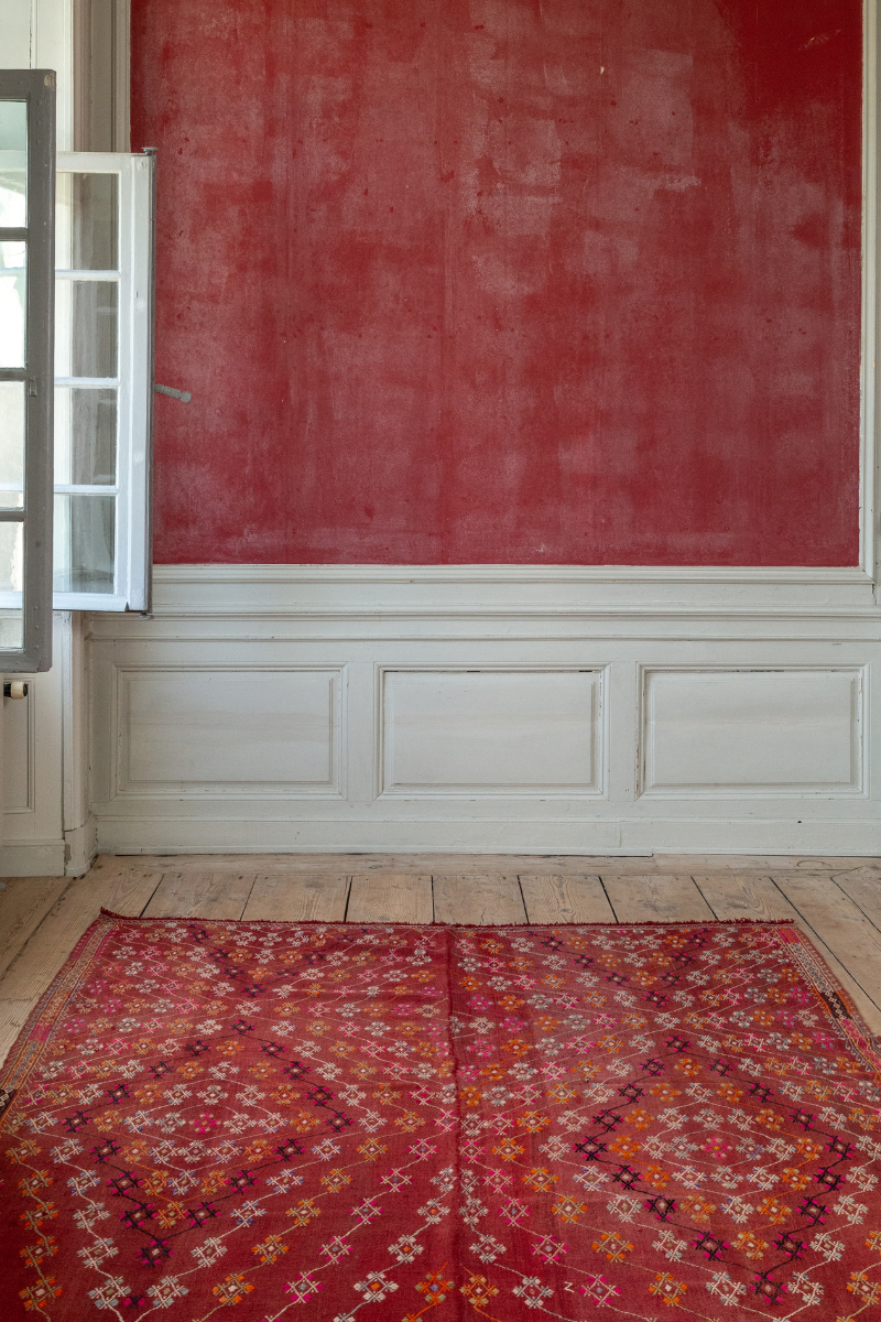 Red kilim rug from Mutte Storm in a room